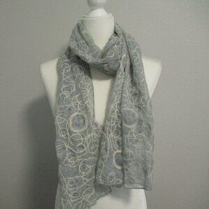 **2/12$** Textured light gray scarf